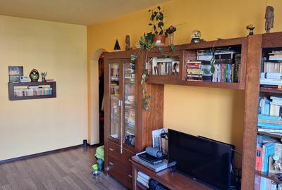 Apartament cu 3 camere semidecomandat, mobilat în Centrul Civic