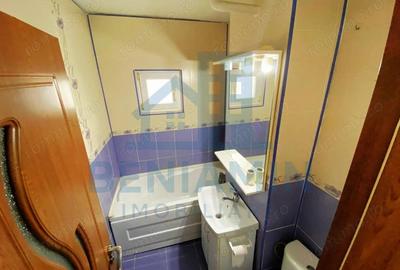 Apartament cu 3 camere semidecomandat în Craiovița Nouă