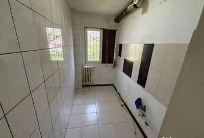 Apartament cu 2 camere semidecomandat în Km 4 - 3