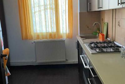 Apartament cu 3 camere semidecomandat, mobilat în Circumvalațiunii - 1