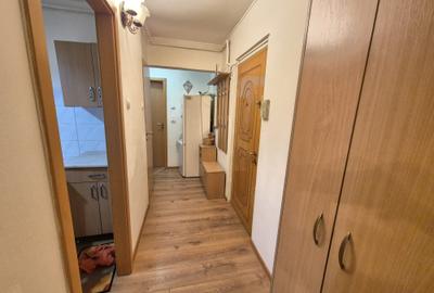 Vanzare apartament 2 camere decomandat etaj intermediar  Str.Carpatilor - 21