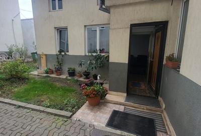 Casa tip vila mansardata, centrala si curte proprie, loc de parcare, 8min metrou - 3