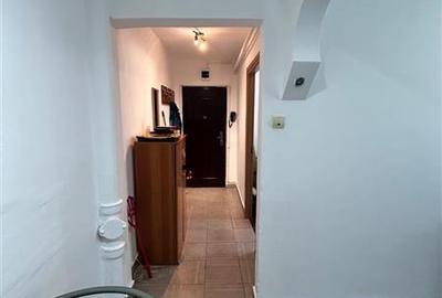 Apartament cu 3 camere semidecomandat, mobilat în Micro III - 14