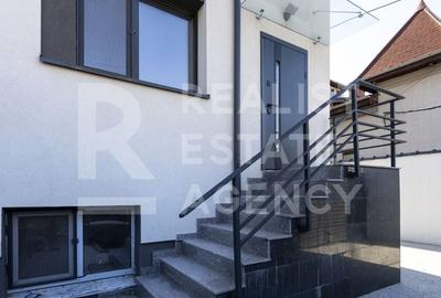 Casă individuală cu 8 camere cu Canalizare în 1 Mai - 1