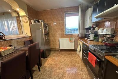 Apartament cu 3 camere semidecomandat în 9 Mai - 6