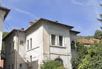 Casă cu 4 camere în Central