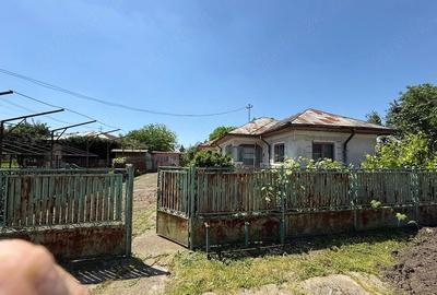 Casă cu Teren 1097 Mp în Pietroșani - 1