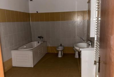 Casă cu 4 camere în Central - 3