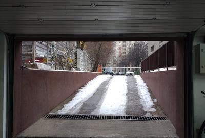 Loc de parcare demisol, Intrare securizata cu bariere si usa de acces - 2