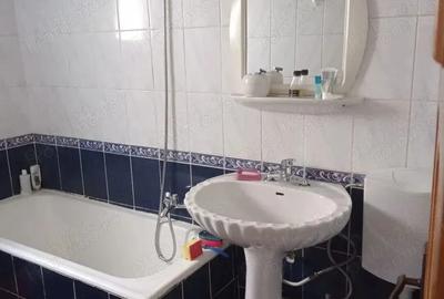 Apartament cu 3 camere semidecomandat în Traian