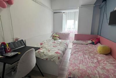 Apartament cu 3 camere decomandat în Obor