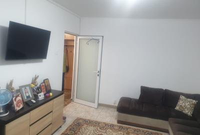 Apartament cu 3 camere decomandat în Poarta 6