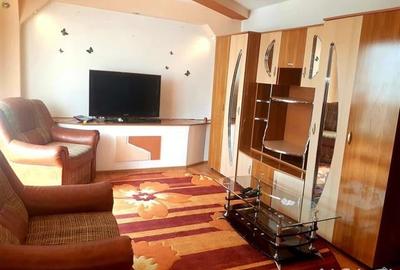 Inchiriere apartament 3 camere ,Str Comuna din Paris