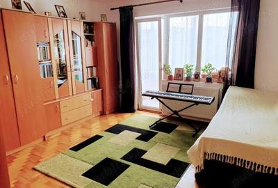 Apartament compus din: o camera, bucatarie, hol, baie, balcon, cu o suprafa?a de 33 - 4