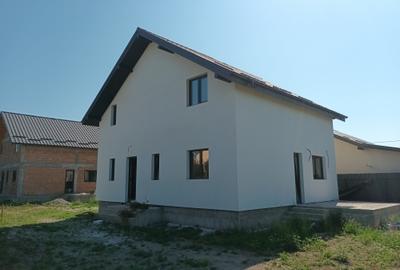 Casa noua, P+E, 5 camere, 2 bai, terasa, teren 400mp, in Lilieci, strada Rozelor - 27