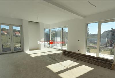 RESEDINTA CU TENDINTE CONTEMPORANE INTR-UN ANSAMBLU NOU DE V - 14