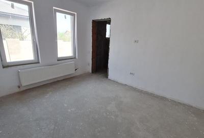 Duplex cu 4 camere cu Canalizare în Parța - 12