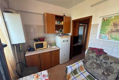 Garsoniera Comisia Centrala ,40 mp utili, et 4/4 cu acoperis,CT - 6