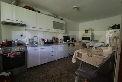 Casa cu 2 camere, baie, bucatarie, anexe si un teren de 300 mp
