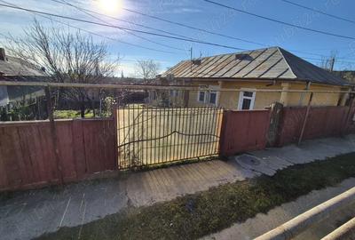 Casă cu 3 camere cu Teren 700 Mp în Central - 1