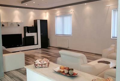 Casă cu 6 camere cu Teren 2255 Mp în Cenad - 9