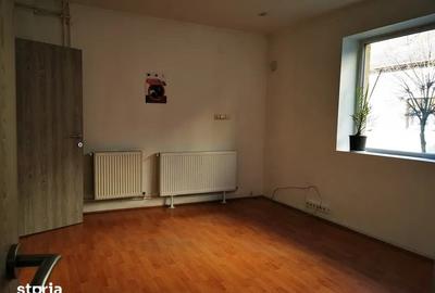 Casă cu 9 camere decomandat cu Teren 270 Mp în Ultracentral
