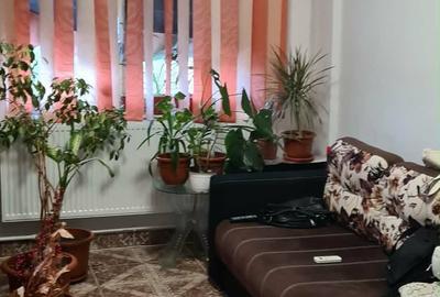 Apartament cu 3 camere semidecomandat în Hârșova - 1