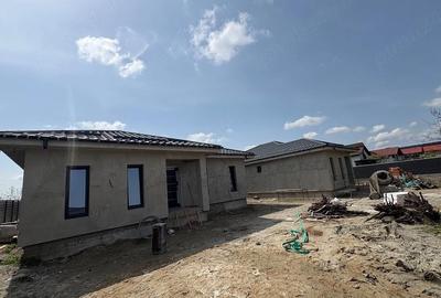 Casă cu Teren 444 Mp în Golești - 7