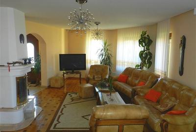 Casa de vanzare, 6 camere, teren 900 mp, Europa - 1