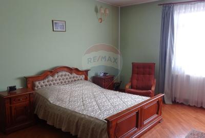 Casă individuală cu 8 camere cu Canalizare în Central - 8