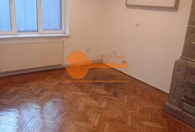 Apartament cu 3 camere semidecomandat în Regina Elisabeta