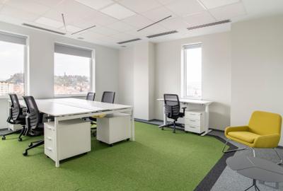 Găsiți spațiu de birou în Regus Central Business Plazapentru 3 persoane cu toate - 3