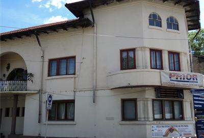 Casă cu 18 camere cu Teren 180 Mp în Central