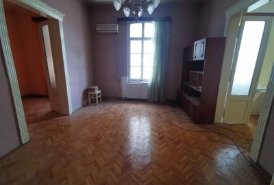 Apartament cu 3 camere semidecomandat în Central - 1