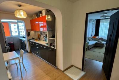 Apartament cu 3 camere semidecomandat în Crângași