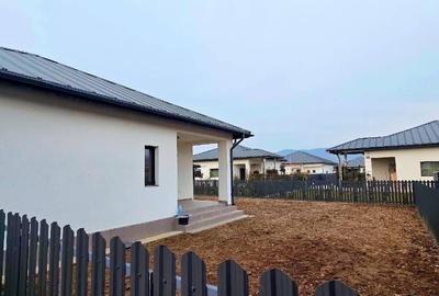 Casă individuală cu 3 camere cu Canalizare în Bujoreni - 2