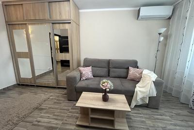 Garsonieră decomandată în Titan