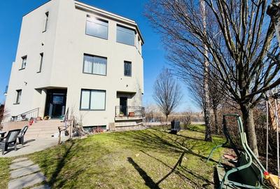 Casă individuală cu 8 camere cu Garaj în Roșu - 1