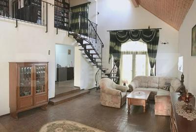Casă cu 8 camere cu Teren 1038 Mp în Central - 2