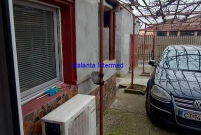 Casă cu 3 camere în Est