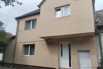 Casa 4 camere, 2 bai, zona A.
