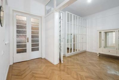 Apartament cu 3 camere semidecomandat în P-ța Universității - 13