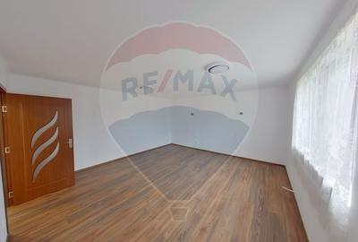 Casă cu 5 camere cu Teren 2688 Mp în Piatra - 4