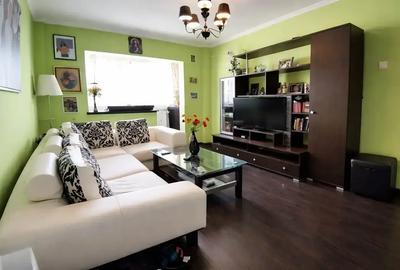 Apartament cu 3 camere decomandat, mobilat în Păcii