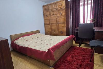 Apartament cu 3 camere decomandat, mobilat în Micro 3 - 1