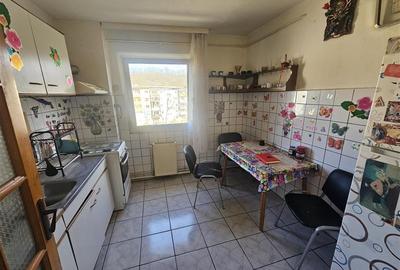 Apartament cu 3 camere decomandat, mobilat în Micro II - 33