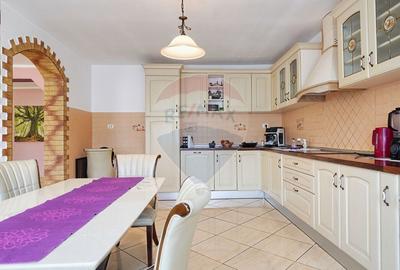 Vila cu potential in Zarnesti - 10 camere, curte mare - 16