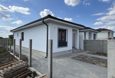 Casă cu 3 camere semidecomandat în Moșnița Nouă