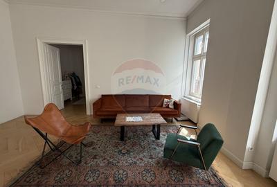 Apartament cu 3 camere semidecomandat, mobilat în Central