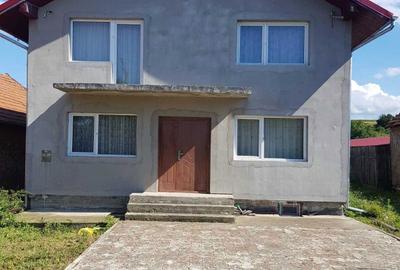 Casă cu 4 camere în Bărăștii Hațegului